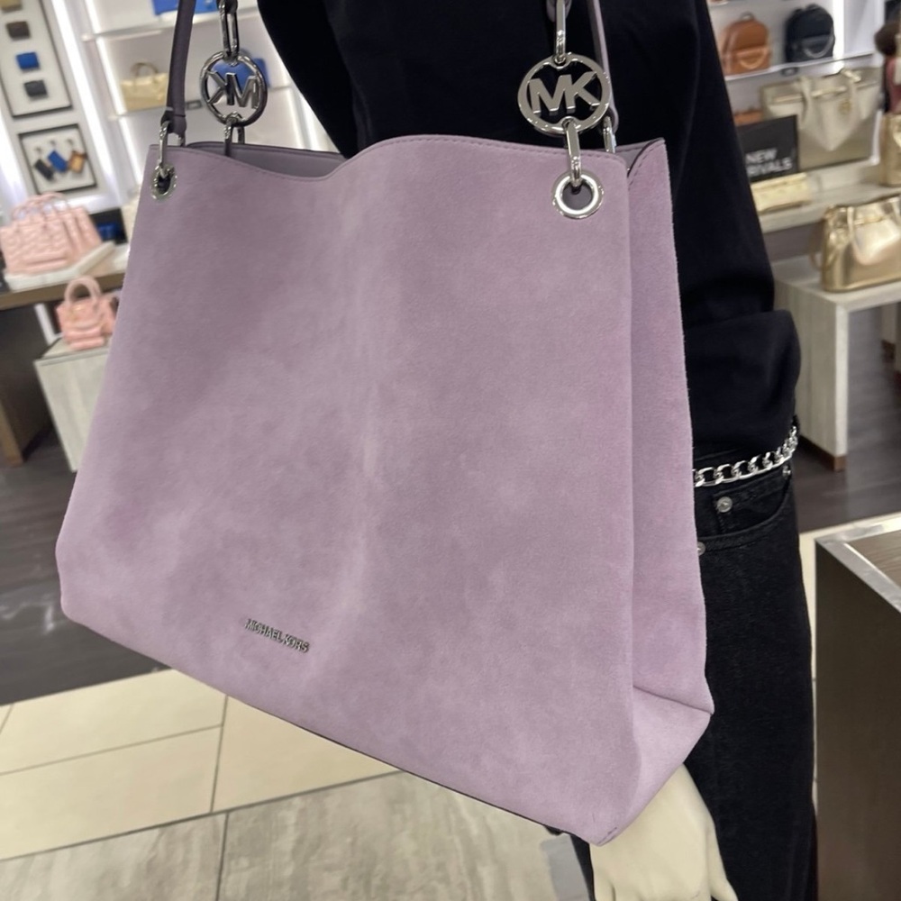 MICHAEL KORS Christina Lg Suede Triple Gusset Shoulder Tote Bag
Light Quartz
NWT - Picture 16 of 16